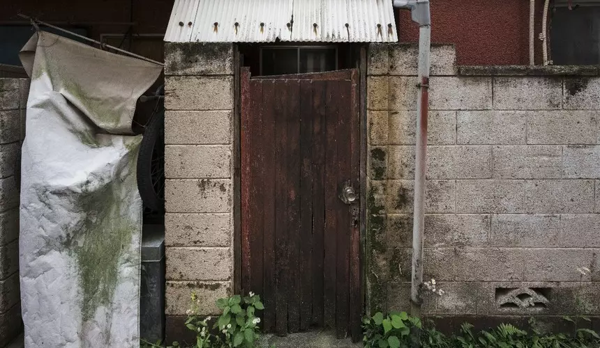 Измученных голодом и побоями детей нашли в подвале на Кубани, родители истязали их в течение года